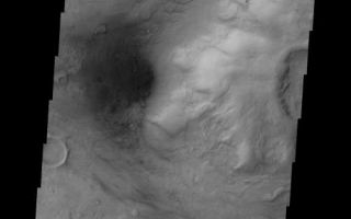<h1>PIA06948:  Reull Vallis</h1><div class="PIA06948" lang="en" style="width:520px;text-align:left;margin:auto;background-color:#000;padding:10px;max-height:150px;overflow:auto;"><a href="/figures/PIA06948_fig1.jpg"> </a><br /><p>This week we will be examining images of Reull Vallis. Reull Vallis is located in the Martian southern highlands, just east of Hellas Basin. This extensive channel system records an interesting fluvial and mass wasting geologic history of the area. In many images show interesting patterns of mass wasted material in the bottom of the channel. For more information on the geology of Reull Vallis see <a href="http://viking.eps.pitt.edu/public/IcarusPub/Geol_RVR_Icarus.html">http://viking.eps.pitt.edu/public/IcarusPub/Geol_RVR_Icarus.html</a>.</p><p>Image information:VIS instrument. Latitude -41.1, Longitude 100.3 East (259.7 West). 19 meter/pixel resolution.</p><p>Note: this THEMIS visual image has not been radiometrically nor geometrically calibrated for this preliminary release. An empirical correction has been performed to remove instrumental effects. A linear shift has been applied in the cross-track and down-track direction to approximate spacecraft and planetary motion. Fully calibrated and geometrically projected images will be released through the Planetary Data System in accordance with Project policies at a later time.</p><p>NASA's Jet Propulsion Laboratory manages the 2001 Mars Odyssey mission for NASA's Office of Space Science, Washington, D.C. The Thermal Emission Imaging System (THEMIS) was developed by Arizona State University, Tempe, in collaboration with Raytheon Santa Barbara Remote Sensing. The THEMIS investigation is led by Dr. Philip Christensen at Arizona State University. Lockheed Martin Astronautics, Denver, is the prime contractor for the Odyssey project, and developed and built the orbiter. Mission operations are conducted jointly from Lockheed Martin and from JPL, a division of the California Institute of Technology in Pasadena.</p><br /><br /><a href="http://photojournal.jpl.nasa.gov/catalog/PIA06948" onclick="window.open(this.href); return false;" title="Voir l'image 	 PIA06948:  Reull Vallis	  sur le site de la NASA">Voir l'image 	 PIA06948:  Reull Vallis	  sur le site de la NASA.</a></div>
