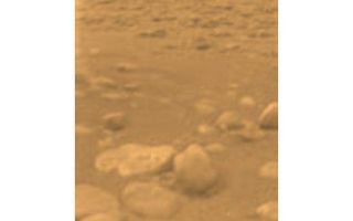 <h1>PIA07232:  First Color View of Titan's Surface</h1><div class="PIA07232" lang="en" style="width:546px;text-align:left;margin:auto;background-color:#000;padding:10px;max-height:150px;overflow:auto;"><p>This image was returned yesterday, January 14, 2005, by the European Space Agency's Huygens probe during its successful descent to land on Titan. This is the colored view, following processing to add reflection spectra data, and gives a better indication of the actual color of the surface. </p><p>Initially thought to be rocks or ice blocks, they are more pebble-sized. The two rock-like objects just below the middle of the image are about 15 centimeters (about 6 inches) (left) and 4 centimeters (about 1.5 inches) (center) across respectively, at a distance of about 85 centimeters (about 33 inches) from Huygens. The surface is darker than originally expected, consisting of a mixture of water and hydrocarbon ice. There is also evidence of erosion at the base of these objects, indicating possible fluvial activity.                                                                                      </p><p>                 The image was taken with the Descent Imager/Spectral Radiometer, one of two NASA instruments on the probe.</p><p>The Cassini-Huygens mission is a cooperative project of NASA, the European Space Agency and the Italian Space Agency.  The Jet Propulsion Laboratory, a division of the California Institute of Technology in Pasadena, manages the Cassini-Huygens mission for NASA's Science Mission Directorate, Washington, D.C. The Cassini orbiter and its two onboard cameras were designed, developed and assembled at JPL.  The Descent Imager/Spectral team is based at the University of Arizona, Tucson, Ariz.For more information about the Cassini-Huygens mission visit  <a href="http://saturn.jpl.nasa.gov/home/index.cfm">http://saturn.jpl.nasa.gov/home/index.cfm</a>. </p><br /><br /><a href="http://photojournal.jpl.nasa.gov/catalog/PIA07232" onclick="window.open(this.href); return false;" title="Voir l'image 	 PIA07232:  First Color View of Titan's Surface	  sur le site de la NASA">Voir l'image 	 PIA07232:  First Color View of Titan's Surface	  sur le site de la NASA.</a></div>