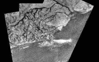 <h1>PIA07236:  Mosaic of River Channel and Ridge Area on Titan</h1><div class="PIA07236" lang="en" style="width:600px;text-align:left;margin:auto;background-color:#000;padding:10px;max-height:150px;overflow:auto;"><p>This mosaic of three frames from the Huygens Descent Imager/ Spectral Radiometer (DISR) instrument provides unprecedented detail of the high ridge area including the flow down into a major river channel from different sources. </p><p>The Descent Imager/Spectral Radiometer is one of two NASA instruments on the probe. </p><p>The Cassini-Huygens mission is a cooperative project of NASA, the European Space Agency and the Italian Space Agency. The Jet Propulsion Laboratory, a division of the California Institute of Technology in Pasadena, manages the Cassini-Huygens mission for NASA's Science Mission Directorate, Washington, D.C. The Cassini orbiter and its two onboard cameras were designed, developed and assembled at JPL. The Descent Imager/Spectral team is based at the University of Arizona, Tucson, Ariz.</p><p>For more information about the Cassini-Huygens mission visit, <a href="http://saturn.jpl.nasa.gov">http://saturn.jpl.nasa.gov</a>. For more information about the Descent Imager/Spectral Radiometer visit <a href="http://www.lpl.arizona.edu/~kholso/">http://www.lpl.arizona.edu/~kholso/</a>.</p><br /><br /><a href="http://photojournal.jpl.nasa.gov/catalog/PIA07236" onclick="window.open(this.href); return false;" title="Voir l'image 	 PIA07236:  Mosaic of River Channel and Ridge Area on Titan	  sur le site de la NASA">Voir l'image 	 PIA07236:  Mosaic of River Channel and Ridge Area on Titan	  sur le site de la NASA.</a></div>