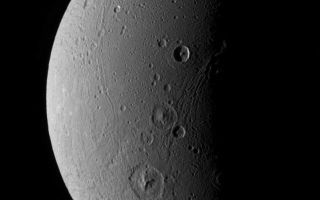 <h1>PIA07690:  Dione Has Her Faults (Monochrome)</h1><div class="PIA07690" lang="en" style="width:796px;text-align:left;margin:auto;background-color:#000;padding:10px;max-height:150px;overflow:auto;"><p>This view highlights tectonic faults and craters on Dione, an icy world that has undoubtedly experienced geologic activity since its formation.</p><p>This view looks toward the leading hemisphere on Dione (1,126 kilometers, or 700 miles across). North is up and rotated 20 degrees to the right.</p><p>See <a href="/catalog/PIA07691">PIA07691</a> for a similar false color view.</p><p>The image was taken with the Cassini spacecraft narrow-angle camera on Dec. 24, 2005 at a distance of approximately 151,000 kilometers (94,000 miles) from Dione and at a Sun-Dione-spacecraft, or phase, angle of 99 degrees. Image scale is 896 meters (2,940 feet) per pixel.</p><p>The Cassini-Huygens mission is a cooperative project of NASA, the European Space Agency and the Italian Space Agency. The Jet Propulsion Laboratory, a division of the California Institute of Technology in Pasadena, manages the mission for NASA's Science Mission Directorate, Washington, D.C. The Cassini orbiter and its two onboard cameras were designed, developed and assembled at JPL. The imaging operations center is based at the Space Science Institute in Boulder, Colo.</p><p>For more information about the Cassini-Huygens mission visit <a href="http://saturn.jpl.nasa.gov">http://saturn.jpl.nasa.gov</a>. The Cassini imaging team homepage is at <a href="http://ciclops.org">http://ciclops.org</a>.</p><br /><br /><a href="http://photojournal.jpl.nasa.gov/catalog/PIA07690" onclick="window.open(this.href); return false;" title="Voir l'image 	 PIA07690:  Dione Has Her Faults (Monochrome)	  sur le site de la NASA">Voir l'image 	 PIA07690:  Dione Has Her Faults (Monochrome)	  sur le site de la NASA.</a></div>