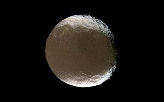 <h1>PIA07766:  Iapetus Spins and Tilts</h1><div class="PIA07766" lang="en" style="width:618px;text-align:left;margin:auto;background-color:#000;padding:10px;max-height:150px;overflow:auto;"><p><a href="/archive/PIA07766.mov"></a><b><br />Click on image for Iapetus Spins and Tilts Movie</b></p><p>Saturn's two-faced moon tilts and rotates for Cassini in this mesmerizing movie sequence of images acquired during the spacecraft's close encounter with Iapetus on Nov. 12, 2005.</p><p>The encounter begins with Cassini about 850,000 kilometers (530,000 miles) from Iapetus. Cassini approached over the moon's northern hemisphere, allowing for excellent full views of a 575-kilometer-wide (360-mile) impact basin in northeastern Cassini Regio. Astronomer Giovanni Cassini discovered the light and dark faces of Iapetus' two hemispheres (among his other Saturn discoveries), and the dark region. The spacecraft also bears his name.</p><p>Also prominent in these images is a 380-kilometer-wide (235-mile) basin to the northwest of the larger basin, in the transition zone between Cassini Regio and a brighter region called Roncevaux Terra, with its 150-kilometer-wide (95-mile) crater Roland (at the top, with a prominent central peak).</p><p>The movie takes Cassini to its closest approach, at about 415,000 kilometers (260,000 miles) from Iapetus, and then looks back at the moon's receding crescent. The sequence ends with Cassini at a distance of about 460,000 kilometers (285,000 miles) from the moon.</p><p>Iapetus is 1,468 kilometers (912 miles) across.</p><p>Images taken using ultraviolet, green and infrared spectral filters with the Cassini spacecraft narrow-angle camera were combined to create false-color frames for this movie. The color seen here is similar to that produced in (red, green and blue) natural color views. Resolution in the original images taken at closest approach to Iapetus was about 3 kilometers (2 miles) per pixel. The color frames were resized to create the movie. </p><p>The Cassini-Huygens mission is a cooperative project of NASA, the European Space Agency and the Italian Space Agency. The Jet Propulsion Laboratory, a division of the California Institute of Technology in Pasadena, manages the mission for NASA's Science Mission Directorate, Washington, D.C. The Cassini orbiter and its two onboard cameras were designed, developed and assembled at JPL. The imaging operations center is based at the Space Science Institute in Boulder, Colo.</p></p>For more information about the Cassini-Huygens mission visit <a href="http://saturn.jpl.nasa.gov">http://saturn.jpl.nasa.gov</a>. The Cassini imaging team homepage is at <a href="http://ciclops.org">http://ciclops.org</a>.<br /><br /><a href="http://photojournal.jpl.nasa.gov/catalog/PIA07766" onclick="window.open(this.href); return false;" title="Voir l'image 	 PIA07766:  Iapetus Spins and Tilts	  sur le site de la NASA">Voir l'image 	 PIA07766:  Iapetus Spins and Tilts	  sur le site de la NASA.</a></div>