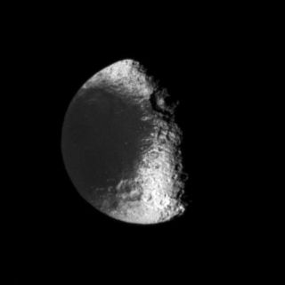 <h1>PIA08125:  To the Relief of Iapetus</h1><div class="PIA08125" lang="en" style="width:638px;text-align:left;margin:auto;background-color:#000;padding:10px;max-height:150px;overflow:auto;"><p>Sunlight strikes the terminator (the boundary between day and night) region on Saturn's moon Iapetus at nearly horizontal angles, making visible the vertical relief of many features.</p><p>This view is centered on terrain in the southern hemisphere of Iapetus (1,468 kilometers, or 912 miles across). Lit terrain visible here is on the moon's leading hemisphere. In this image, a large, central-peaked crater is notable at the boundary between the dark material in Cassini Regio and the brighter material on the trailing hemisphere.</p><p>The image was taken in visible light with the Cassini spacecraft narrow-angle camera on Jan. 22, 2006, at a distance of approximately 1.3 million kilometers (800,000 miles) from Iapetus and at a Sun-Iapetus-spacecraft, or phase, angle of 67 degrees. Resolution in the original image was 8 kilometers (5 miles) per pixel. The image has been magnified by a factor of two and contrast-enhanced to aid visibility.</p><p>The Cassini-Huygens mission is a cooperative project of NASA, the European Space Agency and the Italian Space Agency. The Jet Propulsion Laboratory, a division of the California Institute of Technology in Pasadena, manages the mission for NASA's Science Mission Directorate, Washington, D.C. The Cassini orbiter and its two onboard cameras were designed, developed and assembled at JPL. The imaging operations center is based at the Space Science Institute in Boulder, Colo.</p><p>For more information about the Cassini-Huygens mission visit <a href="http://saturn.jpl.nasa.gov">http://saturn.jpl.nasa.gov/home/index.cfm</a>. The Cassini imaging team homepage is at <a href="http://ciclops.org">http://ciclops.org</a>.</p><br /><br /><a href="http://photojournal.jpl.nasa.gov/catalog/PIA08125" onclick="window.open(this.href); return false;" title="Voir l'image 	 PIA08125:  To the Relief of Iapetus	  sur le site de la NASA">Voir l'image 	 PIA08125:  To the Relief of Iapetus	  sur le site de la NASA.</a></div>