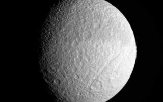 <h1>PIA08291:  Target: Tethys</h1><div class="PIA08291" lang="en" style="width:554px;text-align:left;margin:auto;background-color:#000;padding:10px;max-height:150px;overflow:auto;"><p>Tethys has a crater-saturated surface, where older, larger basins have been completely overprinted by newer, smaller impacts. This state is what scientists expect to see on a very old surface, where small impactors have struck more frequently than larger ones over several billion years. Larger impacts were more common events in the early history of the solar system.</p><p>This view looks toward the leading hemisphere of Tethys (1,071 kilometers, or 665 miles across). North is up. The great scar of Ithaca Chasma is seen at right.</p><p>The view was captured in visible light with the Cassini spacecraft narrow-angle camera on Sept. 25, 2006 at a distance of approximately 449,000 kilometers (279,000 miles) from Tethys and at a Sun-Tethys-spacecraft, or phase, angle of 49 degrees. Image scale is 3 kilometers (2 miles) per pixel.</p><p>The Cassini-Huygens mission is a cooperative project of NASA, the European Space Agency and the Italian Space Agency. The Jet Propulsion Laboratory, a division of the California Institute of Technology in Pasadena, manages the mission for NASA's Science Mission Directorate, Washington, D.C. The Cassini orbiter and its two onboard cameras were designed, developed and assembled at JPL. The imaging operations center is based at the Space Science Institute in Boulder, Colo.</p><p>For more information about the Cassini-Huygens mission visit <a href="http://saturn.jpl.nasa.gov">http://saturn.jpl.nasa.gov/home/index.cfm</a>. The Cassini imaging team homepage is at <a href="http://ciclops.org">http://ciclops.org</a>.</p><br /><br /><a href="http://photojournal.jpl.nasa.gov/catalog/PIA08291" onclick="window.open(this.href); return false;" title="Voir l'image 	 PIA08291:  Target: Tethys	  sur le site de la NASA">Voir l'image 	 PIA08291:  Target: Tethys	  sur le site de la NASA.</a></div>