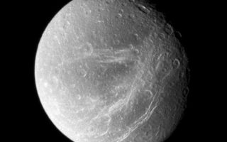 <h1>PIA09764:  Scratches on Dione</h1><div class="PIA09764" lang="en" style="width:555px;text-align:left;margin:auto;background-color:#000;padding:10px;max-height:150px;overflow:auto;"><p>Bright, wispy fractures streak across Dione's trailing side. Following the Voyager flybys of the early 1980s, scientists considered the possibility that the streaks were bright material extruded by cryovolcanism. A quarter-century later, Cassini's close passes and sharp vision showed these features to be a system of braided canyons with bright walls.</p><p>North on Dione (1,126 kilometers, or 700 miles across) is up.</p><p>The image was taken in visible light with the Cassini spacecraft wide-angle camera on Sept. 30, 2007. The view was acquired at a distance of approximately 45,000 kilometers (28,000 miles) from Dione and at a Sun-Dione-spacecraft, or phase, angle of 36 degrees. Image scale is 3 kilometers (2 miles) per pixel.</p><p>The Cassini-Huygens mission is a cooperative project of NASA, the European Space Agency and the Italian Space Agency. The Jet Propulsion Laboratory, a division of the California Institute of Technology in Pasadena, manages the mission for NASA's Science Mission Directorate, Washington, D.C. The Cassini orbiter and its two onboard cameras were designed, developed and assembled at JPL. The imaging operations center is based at the Space Science Institute in Boulder, Colo.</p><p>For more information about the Cassini-Huygens mission visit <a href="http://saturn.jpl.nasa.gov">http://saturn.jpl.nasa.gov/home/index.cfm</a>. The Cassini imaging team homepage is at <a href="http://ciclops.org">http://ciclops.org</a>.</p><br /><br /><a href="http://photojournal.jpl.nasa.gov/catalog/PIA09764" onclick="window.open(this.href); return false;" title="Voir l'image 	 PIA09764:  Scratches on Dione	  sur le site de la NASA">Voir l'image 	 PIA09764:  Scratches on Dione	  sur le site de la NASA.</a></div>