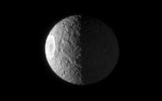 <h1>PIA09811:  Rough, Icy Mimas</h1><div class="PIA09811" lang="en" style="width:238px;text-align:left;margin:auto;background-color:#000;padding:10px;max-height:150px;overflow:auto;"><p>The Cassini spacecraft views the rugged surface of Mimas—half lit by the Sun, and half lit by reflected light from Saturn. On the sunlit western limb lies the great Herschel impact crater.</p><p>The view looks toward a region centered on 50 degrees west longitude on Mimas (397 kilometers, or 247 miles across). North is up and rotated 9 degrees to the right.</p><p>The image was taken in polarized green light with the Cassini spacecraft narrow-angle camera on Dec. 2, 2007. The view was obtained at a distance of approximately 625,000 kilometers (388,000 miles) from Mimas and at a Sun-Mimas-spacecraft, or phase, angle of 96 degrees. Image scale is 4 kilometers (2 miles) per pixel.</p><p>The Cassini-Huygens mission is a cooperative project of NASA, the European Space Agency and the Italian Space Agency. The Jet Propulsion Laboratory, a division of the California Institute of Technology in Pasadena, manages the mission for NASA's Science Mission Directorate, Washington, D.C. The Cassini orbiter and its two onboard cameras were designed, developed and assembled at JPL. The imaging operations center is based at the Space Science Institute in Boulder, Colo.</p><p>For more information about the Cassini-Huygens mission visit <a href="http://saturn.jpl.nasa.gov">http://saturn.jpl.nasa.gov/home/index.cfm</a>. The Cassini imaging team homepage is at <a href="http://ciclops.org">http://ciclops.org</a>.<br /><br /><a href="http://photojournal.jpl.nasa.gov/catalog/PIA09811" onclick="window.open(this.href); return false;" title="Voir l'image 	 PIA09811:  Rough, Icy Mimas	  sur le site de la NASA">Voir l'image 	 PIA09811:  Rough, Icy Mimas	  sur le site de la NASA.</a></div>