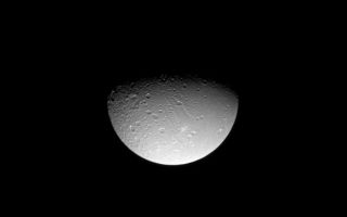 <h1>PIA10477:  Dione's Fractured North</h1><div class="PIA10477" lang="en" style="width:724px;text-align:left;margin:auto;background-color:#000;padding:10px;max-height:150px;overflow:auto;"><p>The Cassini spacecraft gazes down at linear tectonic features in Dione's northern hemisphere.</p><p>These features—several canyons and at least one ridge—are also visible in the upper right quadrant of <a href="/catalog/PIA07746">PIA07746</a>. The features themselves are heavily cratered, which suggests they are ancient.</p><p>Lit terrain seen here is on the leading hemisphere of Dione (1,123 kilometers, or 698 miles across). The view was acquired from 61 degrees north of the moon's equator.</p><p>The image was taken in visible light with the Cassini spacecraft narrow-angle camera on Aug. 3, 2008. The view was obtained at a distance of approximately 684,000 kilometers (425,000 miles) from Dione and at a Sun-Dione-spacecraft, or phase, angle of 69 degrees. Image scale is 4 kilometers (3 miles) per pixel at maximum resolution.</p><p>The Cassini-Huygens mission is a cooperative project of NASA, the European Space Agency and the Italian Space Agency. The Jet Propulsion Laboratory, a division of the California Institute of Technology in Pasadena, manages the mission for NASA's Science Mission Directorate, Washington, D.C. The Cassini orbiter and its two onboard cameras were designed, developed and assembled at JPL. The imaging operations center is based at the Space Science Institute in Boulder, Colo.</p><p>For more information about the Cassini-Huygens mission visit <a href="http://saturn.jpl.nasa.gov" class="external free" target="wpext">http://saturn.jpl.nasa.gov/</a>. The Cassini imaging team homepage is at <a href="http://ciclops.org" class="external free" target="wpext">http://ciclops.org</a>.<br /><br /><a href="http://photojournal.jpl.nasa.gov/catalog/PIA10477" onclick="window.open(this.href); return false;" title="Voir l'image 	 PIA10477:  Dione's Fractured North	  sur le site de la NASA">Voir l'image 	 PIA10477:  Dione's Fractured North	  sur le site de la NASA.</a></div>