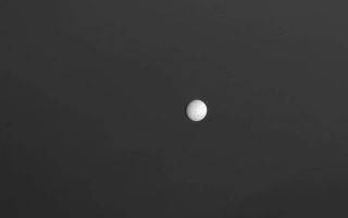 <h1>PIA10504:  Mimas Above the Haze</h1><div class="PIA10504" lang="en" style="width:800px;text-align:left;margin:auto;background-color:#000;padding:10px;max-height:150px;overflow:auto;"><p>Mimas hangs above the hazy skies of Saturn.</p><p>This view looks toward the leading hemisphere of Mimas (396 kilometers, or 246 miles across). North is up and rotated 25 degrees to the left.</p><p>The image was taken with the Cassini spacecraft narrow-angle camera on Sept. 20, 2008 using a spectral filter sensitive to wavelengths of infrared light centered at 727 nanometers. The view was obtained at a distance of approximately 1 million kilometers (638,000 miles) from Mimas. Image scale is 6 kilometers (4 miles) per pixel.</p><p>The Cassini-Huygens mission is a cooperative project of NASA, the European Space Agency and the Italian Space Agency. The Jet Propulsion Laboratory, a division of the California Institute of Technology in Pasadena, manages the mission for NASA's Science Mission Directorate, Washington, D.C. The Cassini orbiter and its two onboard cameras were designed, developed and assembled at JPL. The imaging operations center is based at the Space Science Institute in Boulder, Colo.</p><p>For more information about the Cassini-Huygens mission visit <a href="http://saturn.jpl.nasa.gov" class="external free" target="wpext">http://saturn.jpl.nasa.gov/</a>. The Cassini imaging team homepage is at <a href="http://ciclops.org" class="external free" target="wpext">http://ciclops.org</a>.<br /><br /><a href="http://photojournal.jpl.nasa.gov/catalog/PIA10504" onclick="window.open(this.href); return false;" title="Voir l'image 	 PIA10504:  Mimas Above the Haze	  sur le site de la NASA">Voir l'image 	 PIA10504:  Mimas Above the Haze	  sur le site de la NASA.</a></div>