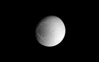 <h1>PIA10549:  Dione's Transition Zone</h1><div class="PIA10549" lang="en" style="width:673px;text-align:left;margin:auto;background-color:#000;padding:10px;max-height:150px;overflow:auto;"><p>Dione's dark trailing hemisphere (toward the left) and bright leading hemisphere are both visible in this view centered on the moon's anti-Saturn facing side.</p><p>The image was taken in visible light with the Cassini spacecraft narrow-angle camera on Sept. 21, 2008 at a distance of approximately 863,000 kilometers (537,000 miles) from Dione and at a Sun-Dione-spacecraft, or phase, angle of 30 degrees. Image scale is 5 kilometers (3 miles) per pixel.</p><p>The Cassini-Huygens mission is a cooperative project of NASA, the European Space Agency and the Italian Space Agency. The Jet Propulsion Laboratory, a division of the California Institute of Technology in Pasadena, manages the mission for NASA's Science Mission Directorate, Washington, D.C. The Cassini orbiter and its two onboard cameras were designed, developed and assembled at JPL. The imaging operations center is based at the Space Science Institute in Boulder, Colo.</p><p>For more information about the Cassini-Huygens mission visit <a href="http://saturn.jpl.nasa.gov" class="external free" target="wpext">http://saturn.jpl.nasa.gov/</a>. The Cassini imaging team homepage is at <a href="http://ciclops.org" class="external free" target="wpext">http://ciclops.org</a>.<br /><br /><a href="http://photojournal.jpl.nasa.gov/catalog/PIA10549" onclick="window.open(this.href); return false;" title="Voir l'image 	 PIA10549:  Dione's Transition Zone	  sur le site de la NASA">Voir l'image 	 PIA10549:  Dione's Transition Zone	  sur le site de la NASA.</a></div>