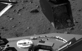 <h1>PIA10774:  Soil Sample Poised at TEGA Door</h1><div class="PIA10774" lang="en" style="width:800px;text-align:left;margin:auto;background-color:#000;padding:10px;max-height:150px;overflow:auto;"><p>This image was taken by NASA's Phoenix Mars Lander's Surface Stereo Imager on Sol 11 (June 5, 2008), the eleventh day after landing. It shows the Robotic Arm scoop containing a soil sample poised over the partially open door of the Thermal and Evolved-Gas Analyzer's number four cell, or oven.</p><p>Light-colored clods of material visible toward the scoop's lower edge may be part of the crusted surface material seen previously near the foot of the lander. The material inside the scoop has been slightly brightened in this image.</p><p>The Phoenix Mission is led by the University of Arizona, Tucson, on behalf of NASA. Project management of the mission is by NASAs Jet Propulsion Laboratory, Pasadena, Calif. Spacecraft development is by Lockheed Martin Space Systems, Denver.<br /><br /><a href="http://photojournal.jpl.nasa.gov/catalog/PIA10774" onclick="window.open(this.href); return false;" title="Voir l'image 	 PIA10774:  Soil Sample Poised at TEGA Door	  sur le site de la NASA">Voir l'image 	 PIA10774:  Soil Sample Poised at TEGA Door	  sur le site de la NASA.</a></div>